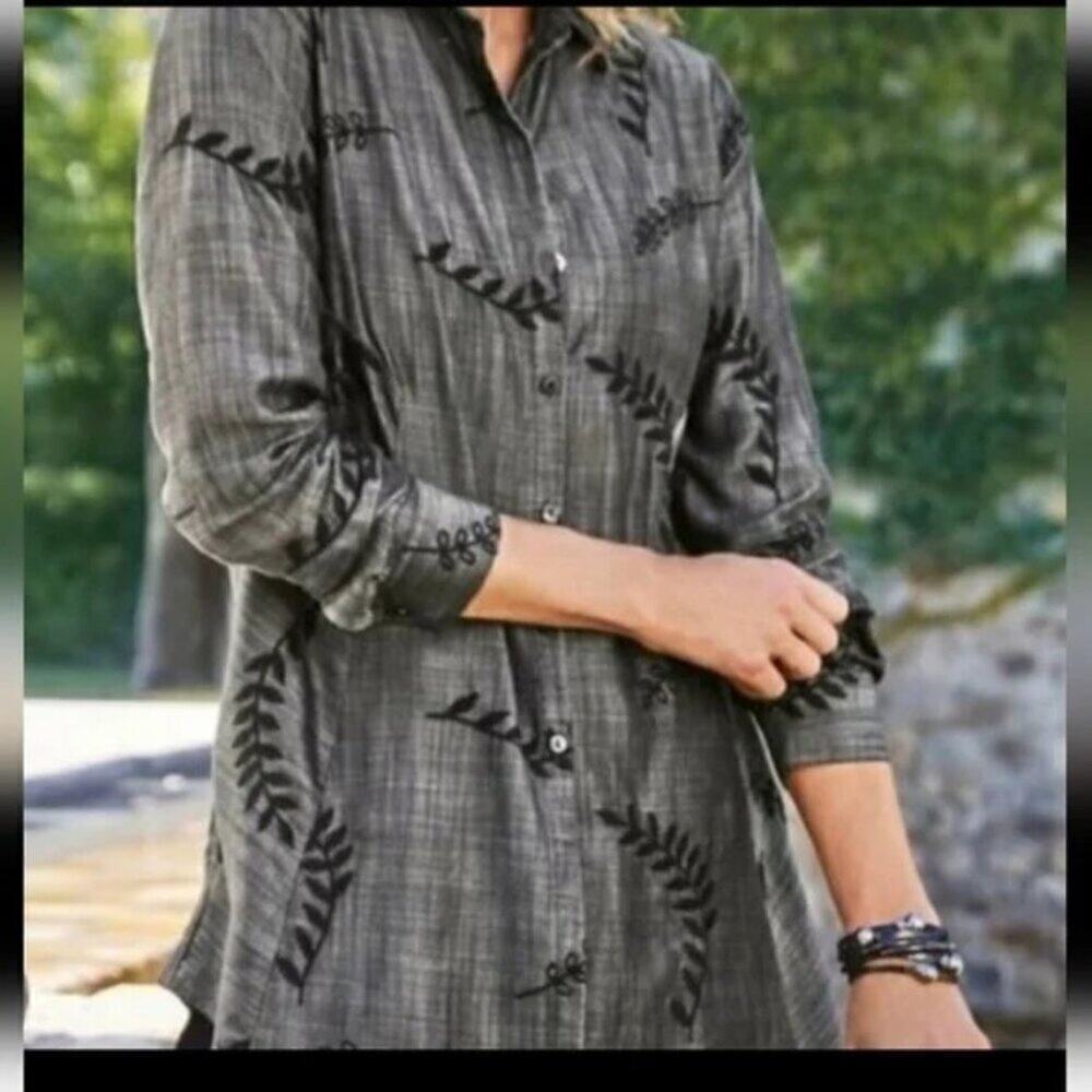 Soft Surroundings Papyrus Leaf Embroidered Button Down Chambray Shirt Size M